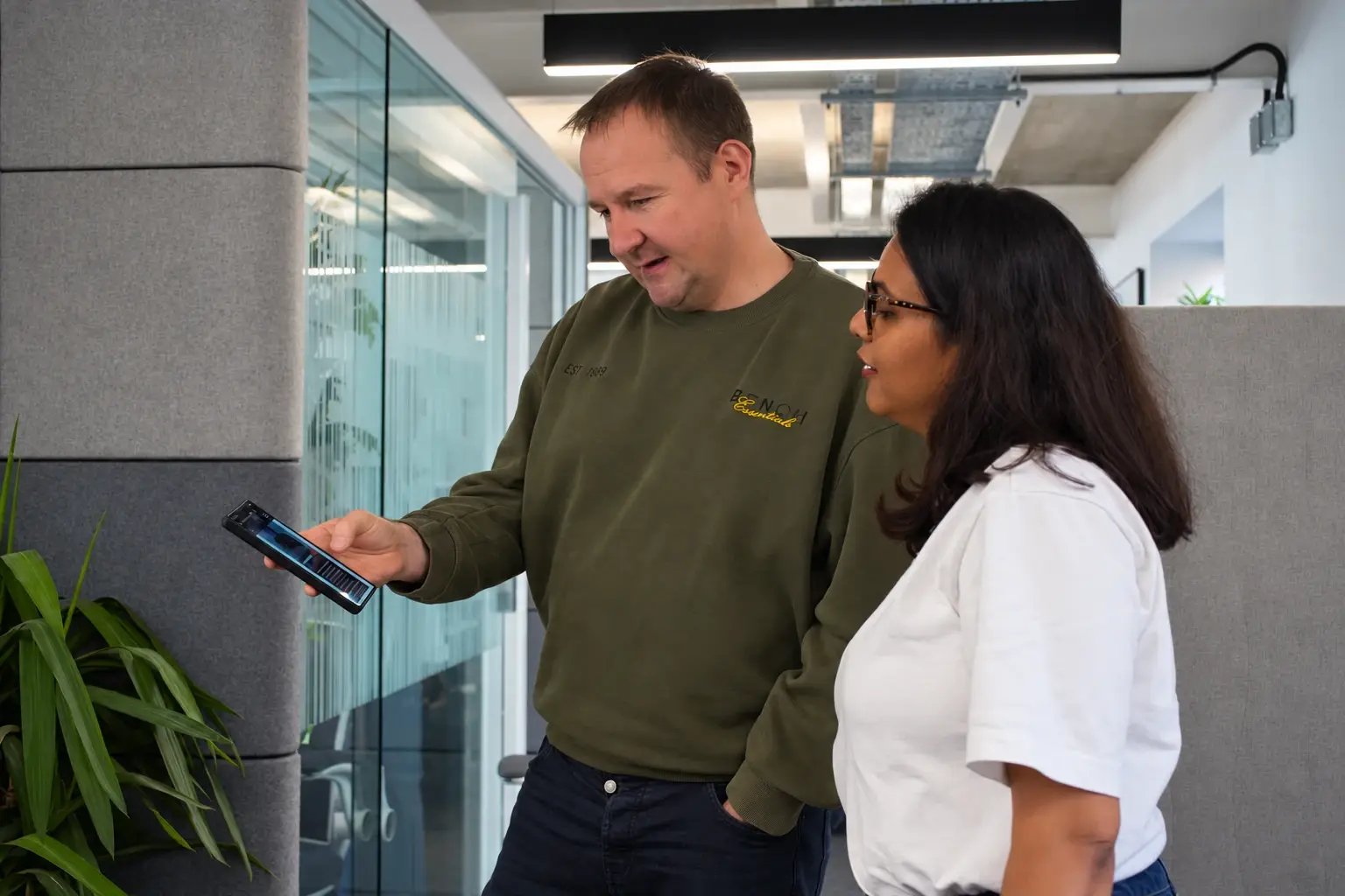 Leon Hidderley and Natasha D'souza discussing mobile optimisation.