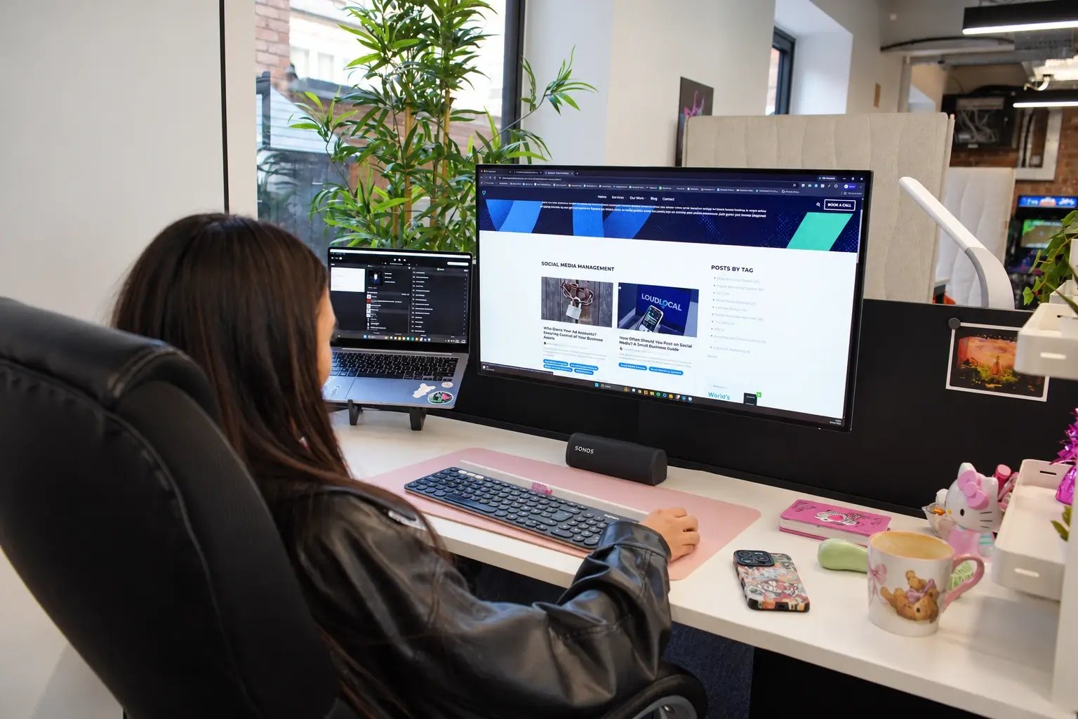 Tanya working on the LoudLocal website at her desk.